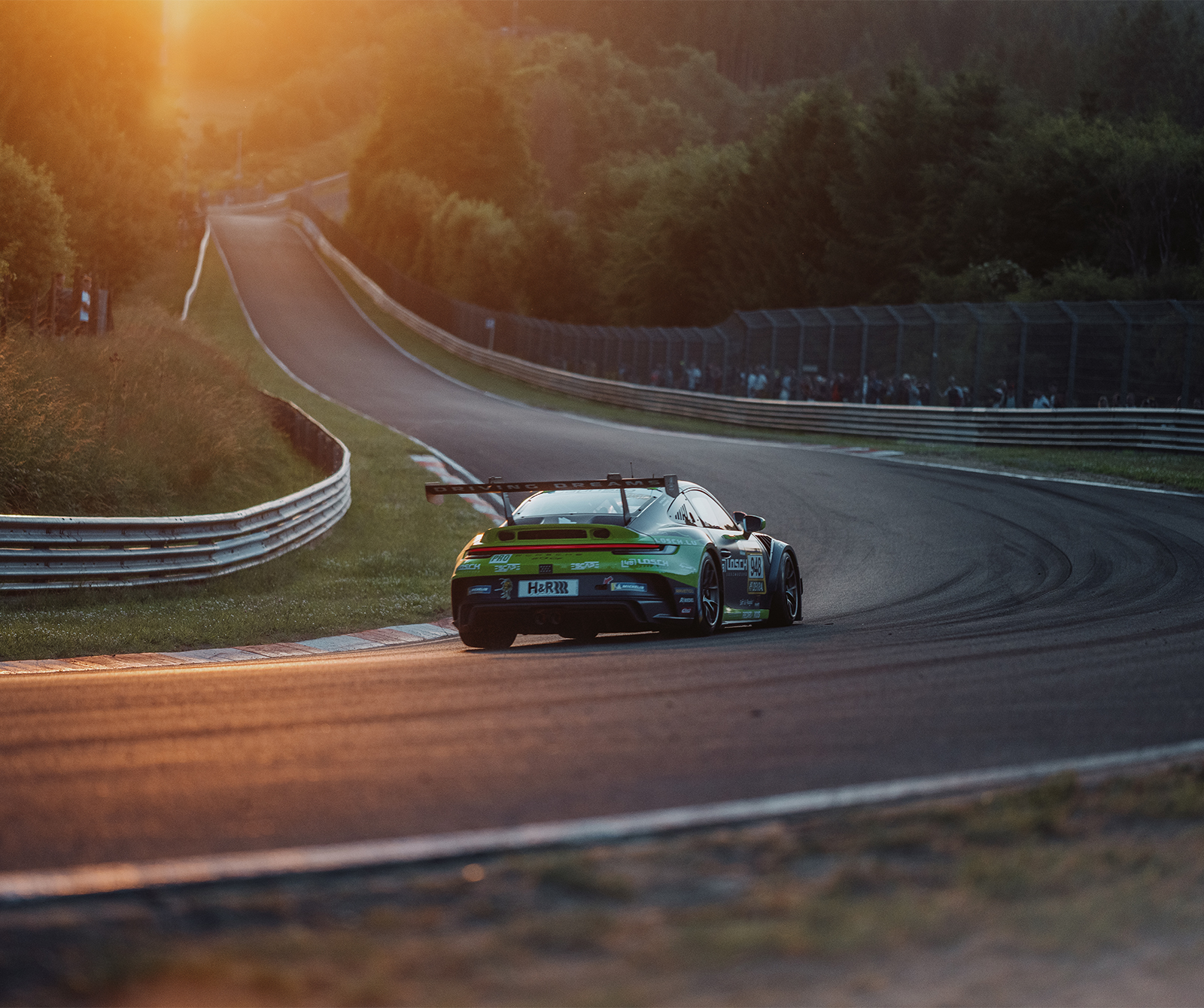 L’équipe luxembourgeoise célèbre la victoire de catégorie lors des 24 heures du Nürburgring avec 48Losch Motorsport by BLACK FALCON